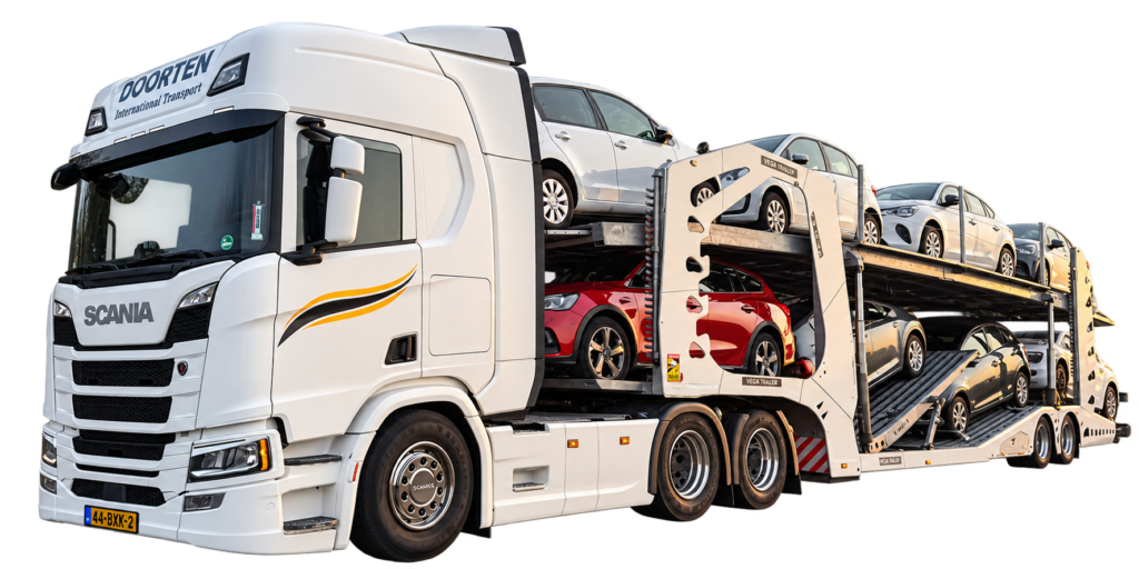 Witte Scania autotransporter met autos